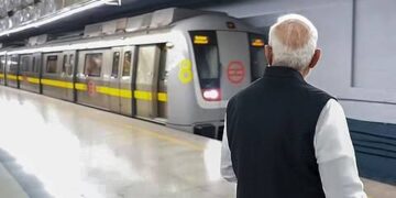PM Narendra Modi: कार की जगह मेट्रो से SRCC पहुंचे प्रधानमंत्री, यात्रियों से भी किया संवाद