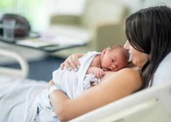 New Born Care: क्या नवजात को सीने से लगाने से मिलते है उसको कई फायदे, जानें पूरा सच