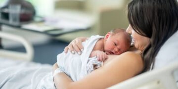 New Born Care: क्या नवजात को सीने से लगाने से मिलते है उसको कई फायदे, जानें पूरा सच
