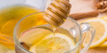 Lemon Honey Water: क्या नींबू-शहद का पानी पीना सच में वज़न घटाने में होता है मददगार ? जाने एक्सपर्ट की राय