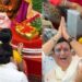 Govinda Komal Rani: लालबागचा राजा में पत्नी को छोड़ किस के संग दिखे गोविंदा? सोशल मीडिया पर वायरल हुई शादी की चर्चा