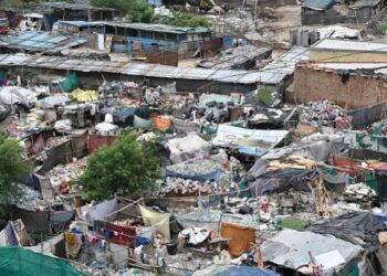 Noida Slum Area: नोएडा में सरकारी जमीन पर बसी जुग्गी झोपड़ी का हो रहा विस्तार,सालों से चल रहा अवैध निर्माण