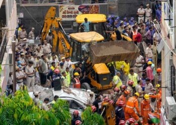 Delhi Building Collapse:  सत्य निकेतन में भरभराकर गिरी पांच मंजिला इमारत, NDRF ने संभाला मोर्चा