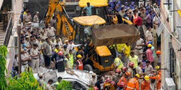 Delhi Building Collapse:  सत्य निकेतन में भरभराकर गिरी पांच मंजिला इमारत, NDRF ने संभाला मोर्चा