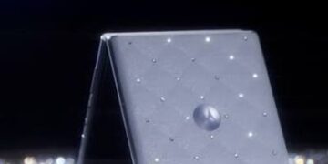 Motorola Razr Swarovski Edition में ऐसा क्या है खास? जाने कीमत से लेकर फीचर्स तक पूरी जानकारी