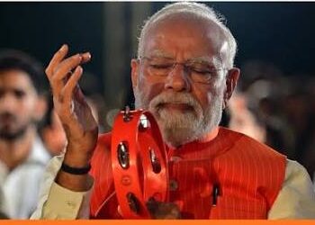 Bhajan Clubbing: Gen Z संग भजन क्लबिंग में शामिल हुए पीएम मोदी, भक्ति में लीन खंजरी बजाते दिखे