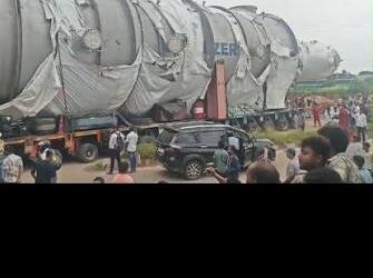 308 Wheel Truck: 200 टन का वेसल लेकर सड़कों पर दौड़ रहा 308 पहियों वाला ट्रक, जानें पूरी कहानी