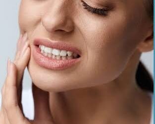 Teeth Sensitivity: मौसम बदलते ही क्यों बढ़ जाती है दांतों की झनझनाहट? डॉक्टर ने बताए बचाव के उपाय