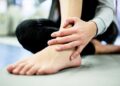 Arthritis Symptoms: सुबह उठते ही शरीर में रहती है अकड़न? इन संकेतों को बिल्कुल न करें नजरअंदाज