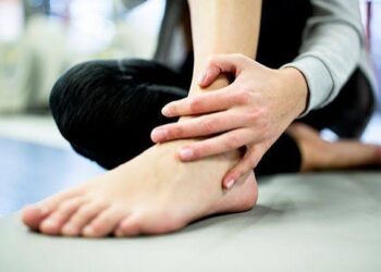 Arthritis Symptoms: सुबह उठते ही शरीर में रहती है अकड़न? इन संकेतों को बिल्कुल न करें नजरअंदाज