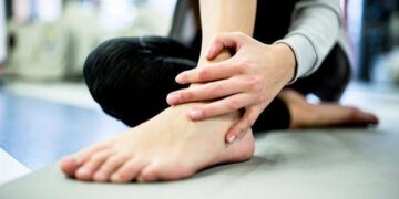 Arthritis Symptoms: सुबह उठते ही शरीर में रहती है अकड़न? इन संकेतों को बिल्कुल न करें नजरअंदाज