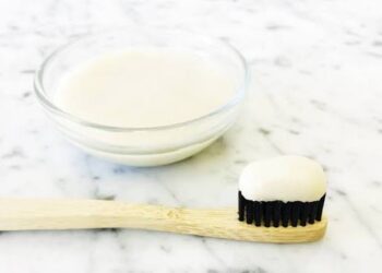 Natural Oral Care: घर पर ऐसे बनाएं ये नेचुरल टूथपेस्ट, पर इस्तेमाल से पहले इन बातों का रखें ध्यान